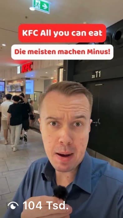 Jendrik vor einer KFC-Filiale, Bildtext: KFC All you can eat, die meisten machen Minus