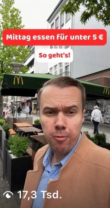 Jendrik vor einer McDonalds-Filiale, Bildtext: Mittag essen für unter 5 Euro