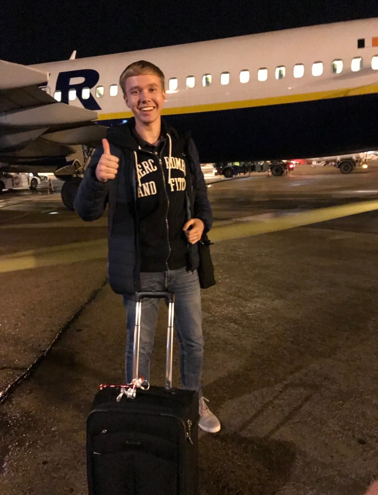 Jendrik als Jugendlicher mit Daumen hoch und Trolley vor einer Ryanair-Maschine auf dem nächtlichen Vorfeld
