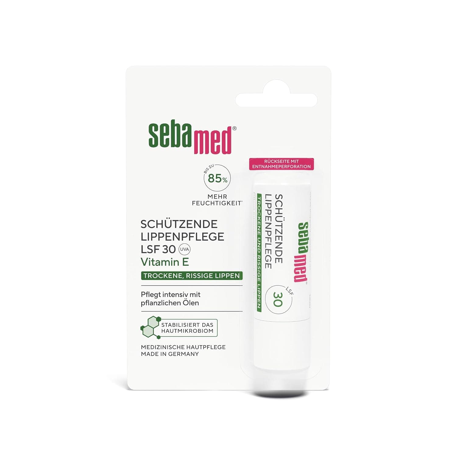 Weiße Blisterkarte von Sebamed mit dem grün-roten Schriftzug, daneben der weiße Pflegestift, auf der Karte die Angaben bis zu 85 Prozent mehr Feuchtigkeit, schützende Lippenpflege LSF 30 mit UVA-Zeichen, Vitamin E und der Vermerk für trockene, rissige Lippen