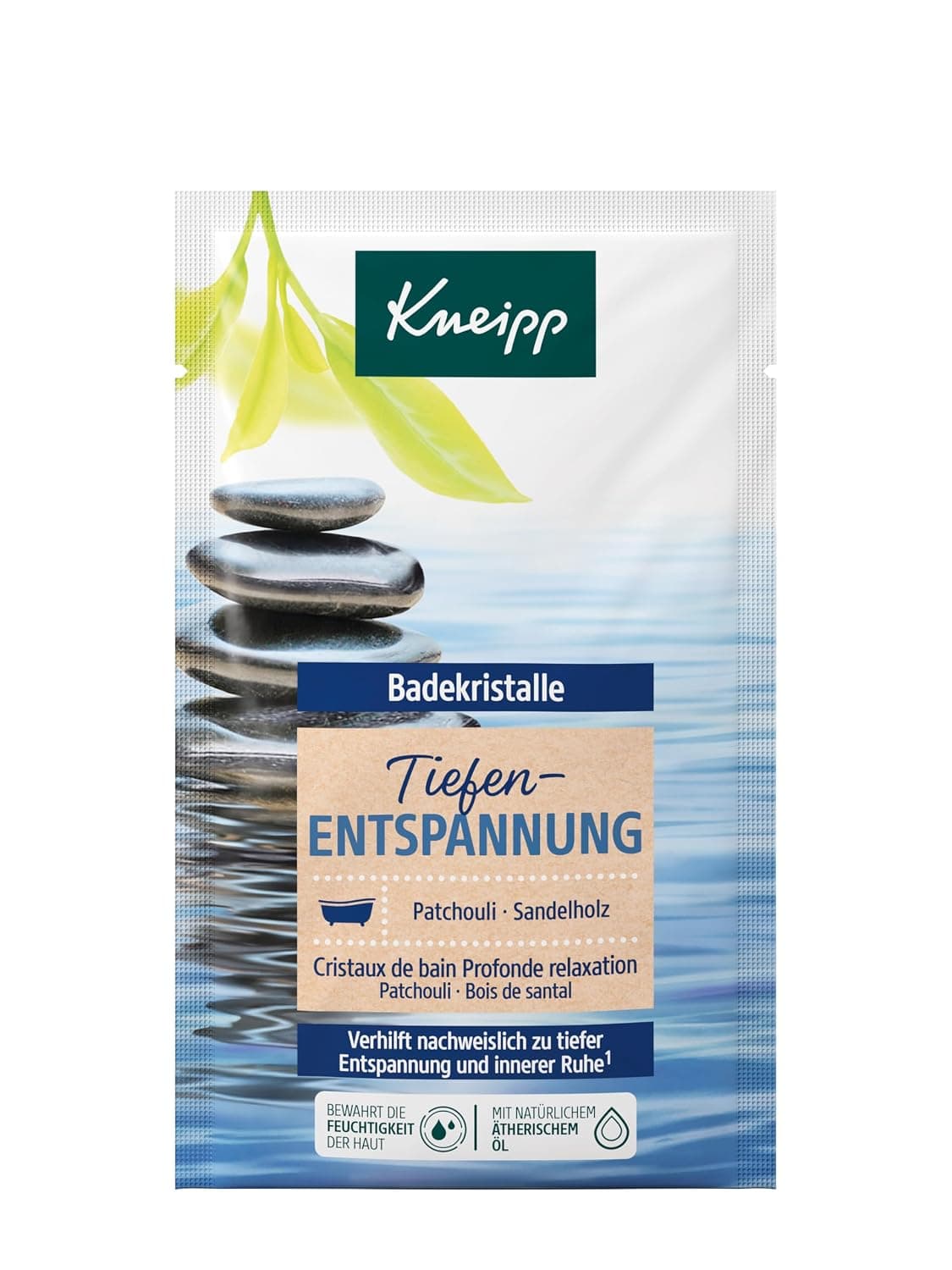 Sachet mit blauem Wasserbild und gestapelten schwarzen Steinen, oben das grüne Kneipp-Logo, darunter die Felder Badekristalle und Tiefenentspannung mit dem Zusatz Patchouli und Sandelholz