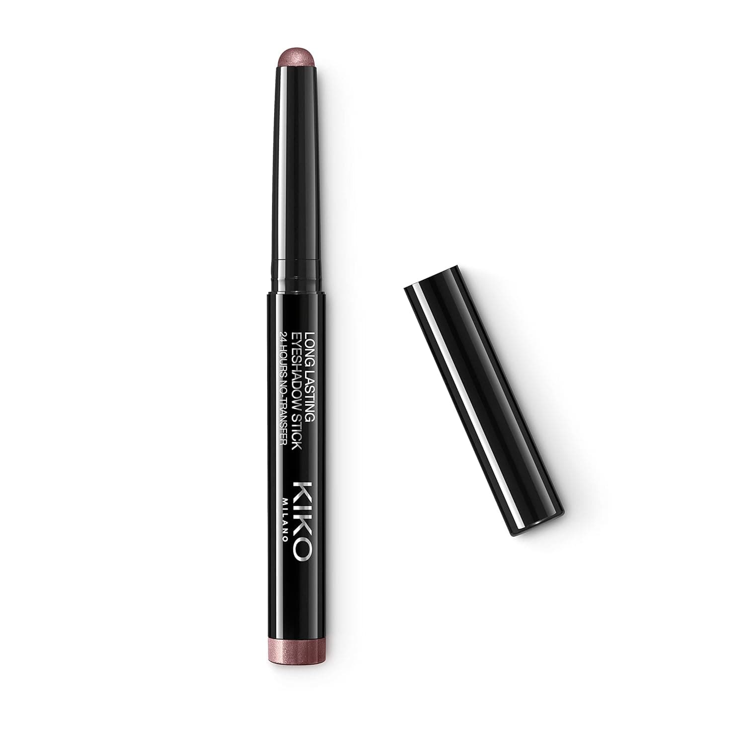 Schwarzer schlanker Stift liegt schräg im Bild, oben die herausgedrehte rosig-braune Mine mit Schimmer, rechts daneben die schwarze Kappe, auf dem Stift stehen die Worte Long Lasting Eyeshadow Stick, 24 hours no-transfer und KIKO Milano