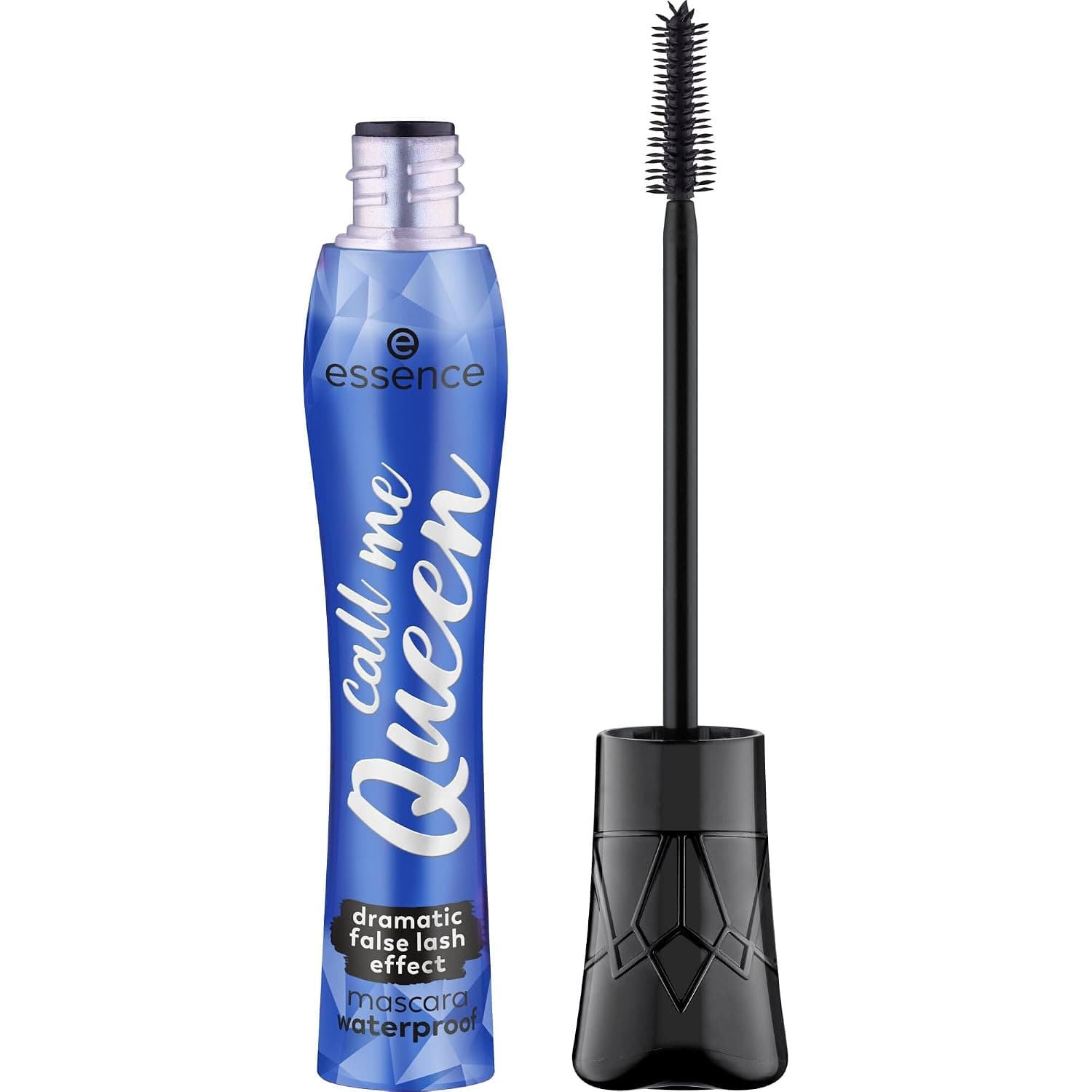 Blaue Mascara-Tube mit facettiertem Verschluss und geschwungenem Schriftzug call me Queen, daneben die abgenommene Bürste, auf der Tube die Zeilen dramatic false lash effect und mascara waterproof