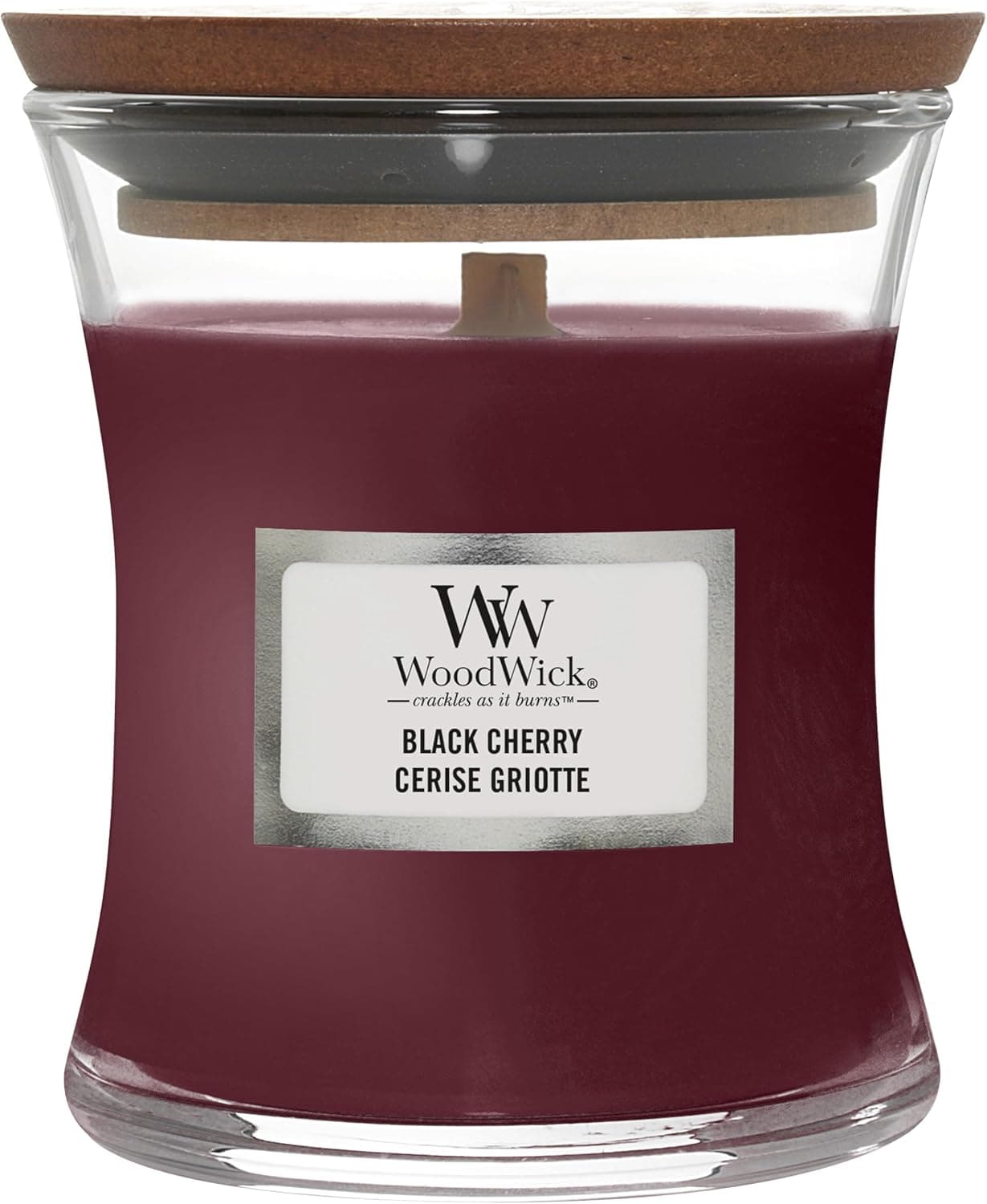 Dunkelrote WoodWick Duftkerze im Sanduhrglas mit Holzdeckel, Etikett mit der Aufschrift Black Cherry