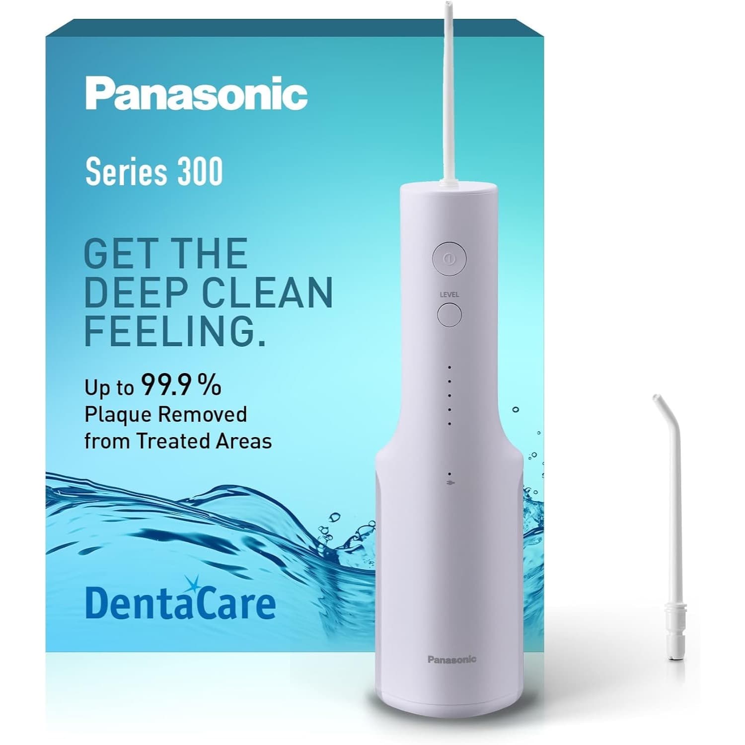 Weiße stabförmige Munddusche mit zwei Knöpfen und aufgesetzter Düse vor ihrer türkisfarbenen Verpackung mit der Aufschrift Panasonic Series 300 DentaCare, daneben eine zweite Düse