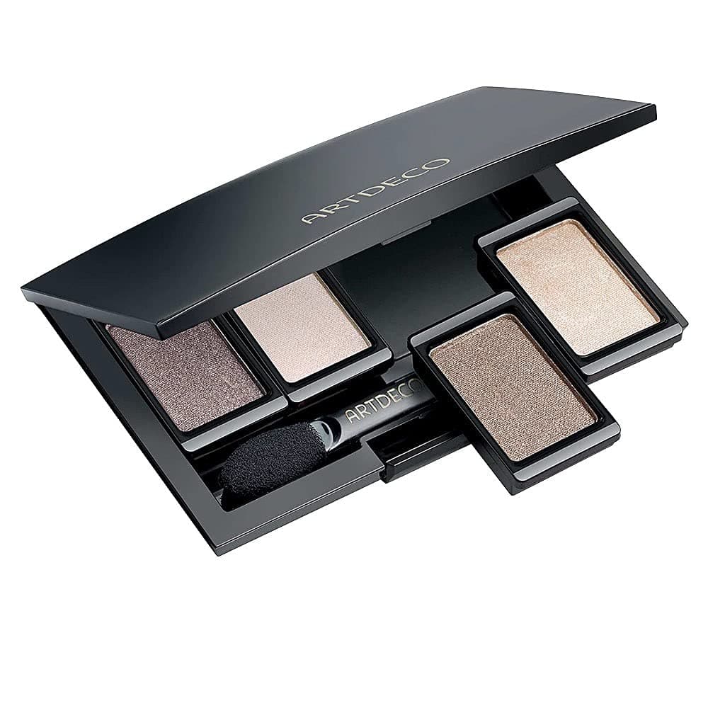 Geöffnete schwarze Magnetpalette mit Spiegel im Deckel, darin vier schimmernde Lidschatten in Taupe, Beige, Bronze und Champagner sowie ein kleiner Schwammapplikator