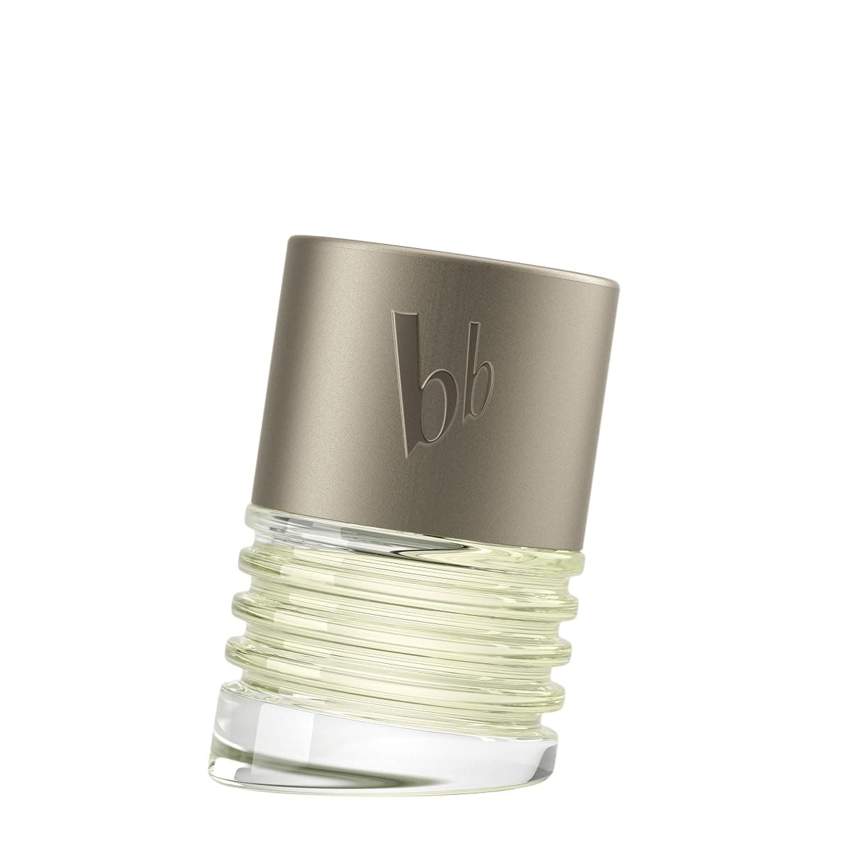 Flakon des bruno banani Man Eau de Toilette, geriffeltes Klarglas mit hellgelbem Duft und schräg geschnittener Kappe in mattem Graubraun mit eingeprägtem bb-Logo, 30 Milliliter