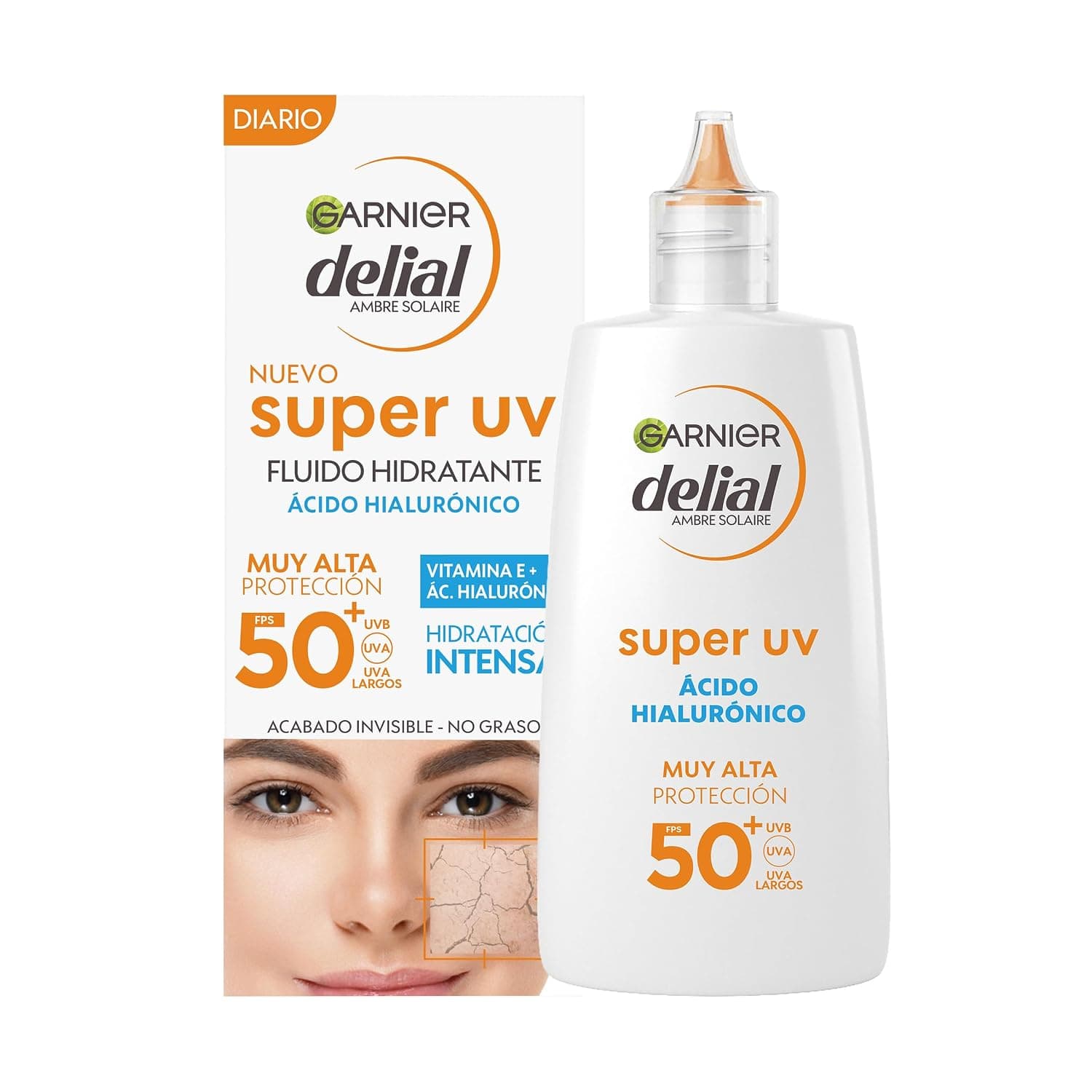 Weiße Kunststoffflasche mit spitzem Verschluss neben der weiß-orangen Faltschachtel, spanische Aufschrift Garnier delial Ambre Solaire, super uv, Fluido Hidratante, Ácido Hialurónico und Muy Alta Protección FPS 50 plus