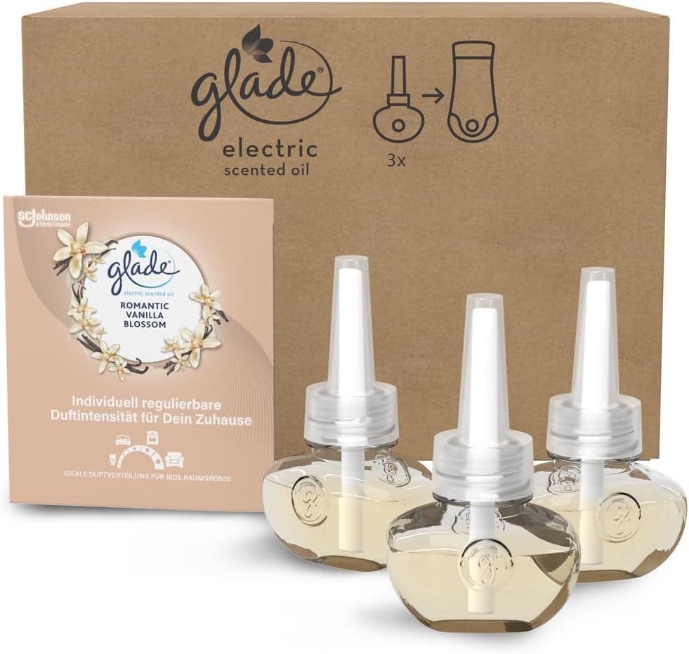 Brauner Versandkarton mit dem Glade-Schriftzug electric scented oil und einem Symbol für dreimal, davor eine beige Packung Romantic Vanilla Blossom mit Vanilleblüten und drei gläserne Flakons mit hellem Öl und weißen Dochten