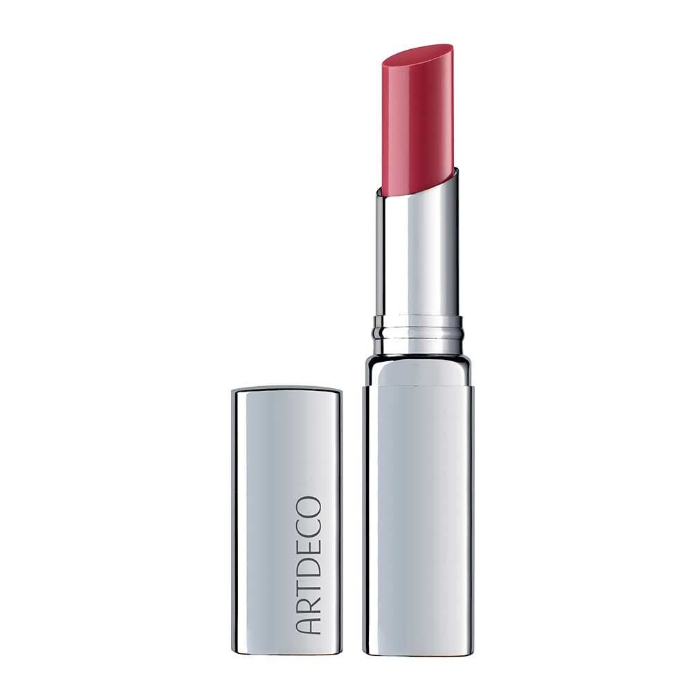 Silberfarbene Lippenstifthülse mit der Gravur ARTDECO, aufgedreht und mit rosafarbenem Balsam, daneben die abgenommene Kappe