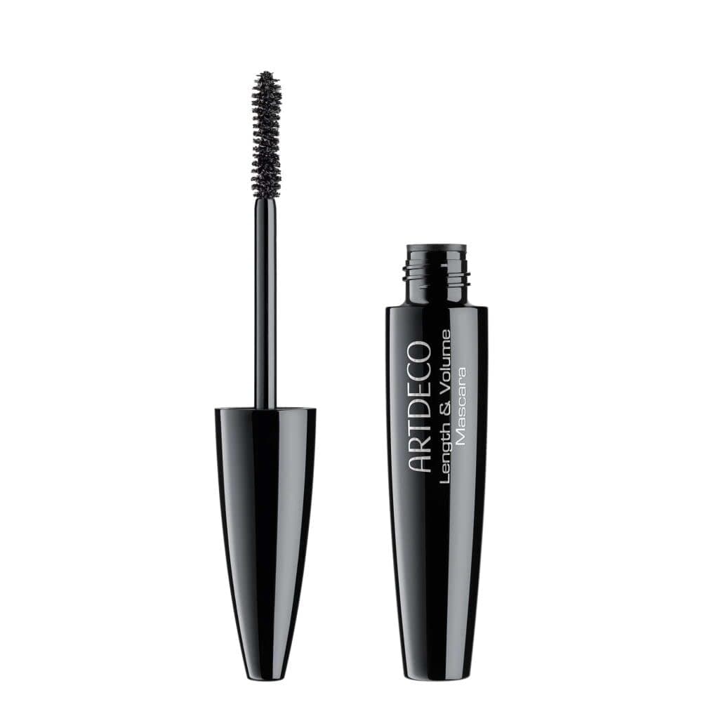 Schlanke schwarze Mascara-Hülse mit silberner Aufschrift ARTDECO Length and Volume Mascara, daneben der herausgezogene Applikator mit dicht besetzter Bürste
