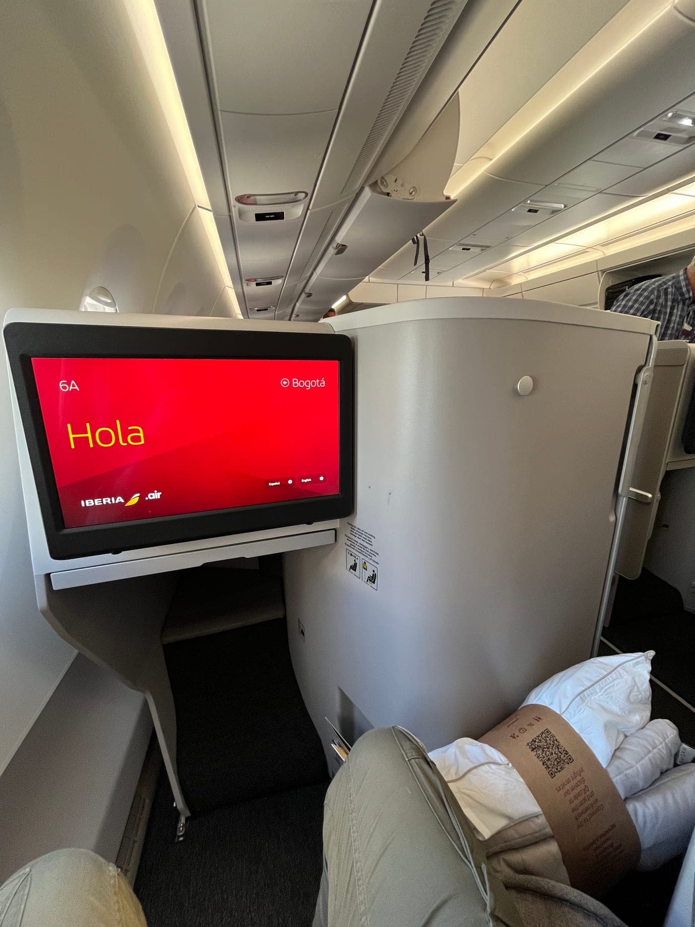 Business-Class-Sitz 6A bei Iberia, auf dem Bildschirm die Begrüßung Hola und das Ziel Bogotá