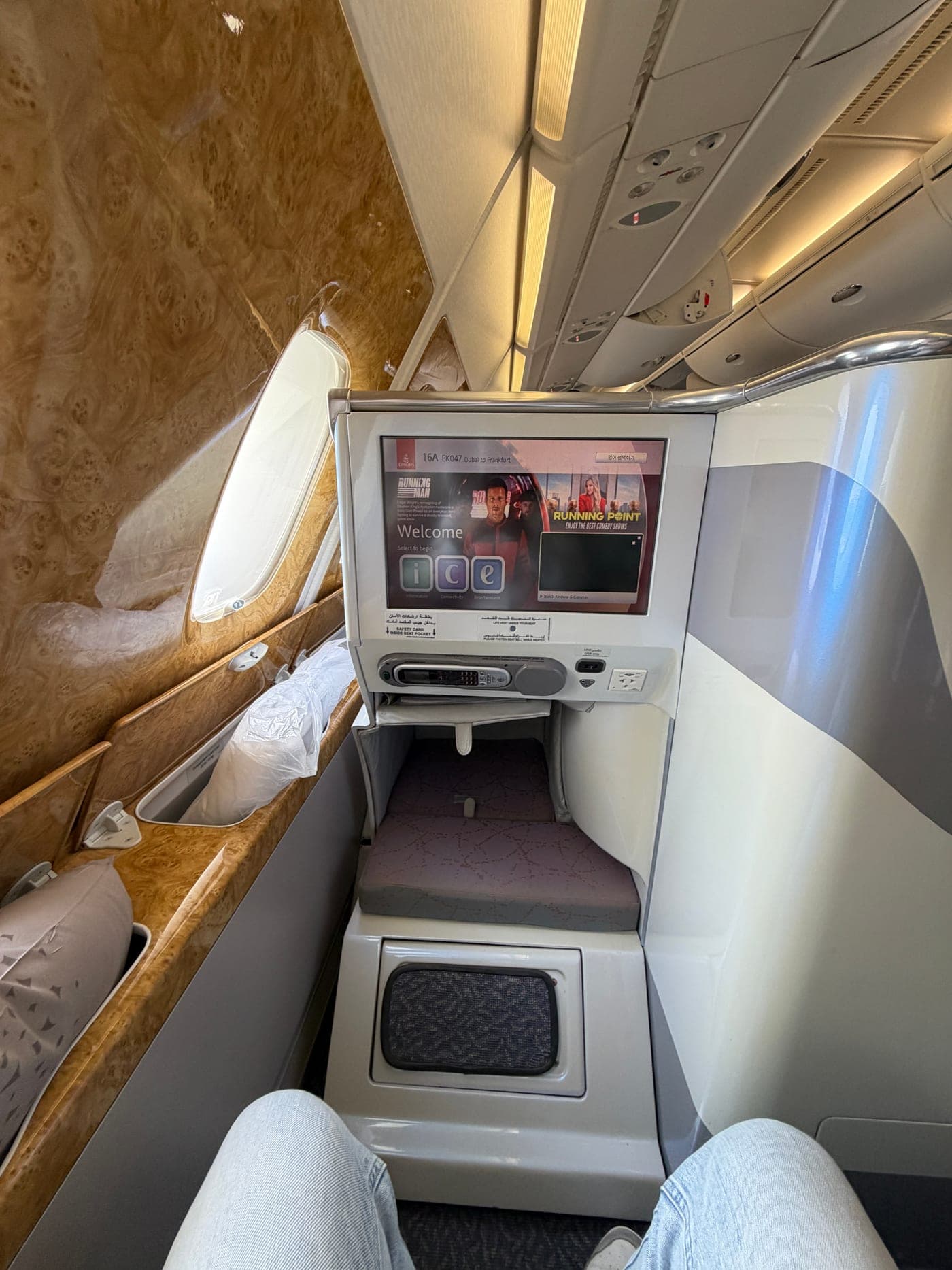 Business-Class-Platz 16A bei Emirates, auf dem Bildschirm steht Flug EK047 von Dubai nach Frankfurt