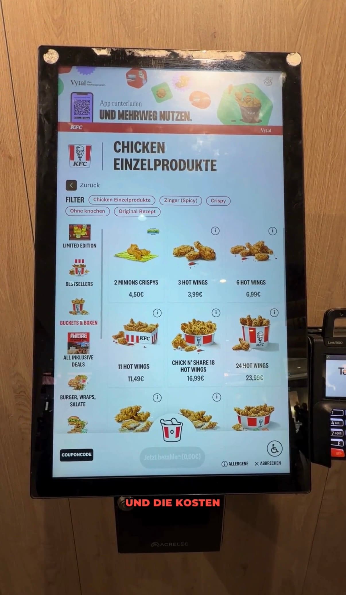 Foto eines KFC-Bestellterminals mit der Preisliste für Hot Wings, von 3,99 Euro für drei Stück bis 23,99 Euro für 24 Stück